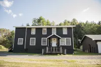 Tranquil Escape - Nature Retreat Creekfront with Hot Tub