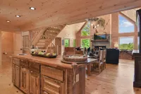 Luxury Mtn Retreat! 3 miles to Downtown w/Hot tub! Hotels in Mineral Bluff