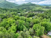 Cozy Country Cottage Just Minutes to Lake Chatuge and 15 Miles from Helen
