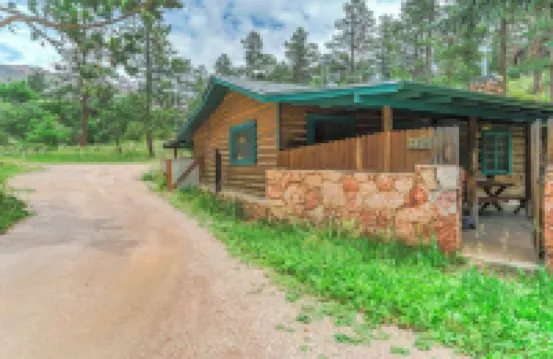 Charming 2-bedroom cabin in gorgeous Cascade with Wifi and hot tub