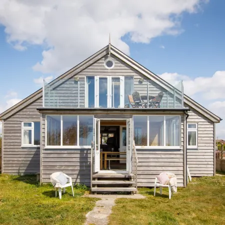 Bright & Dreamy on the Beach Garden & Balcony