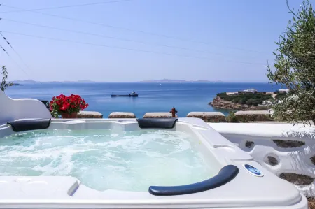 Villa Elina Suites and More Отели рядом с достопримечательностью «Paradise Beach»