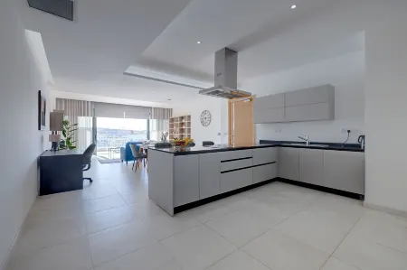 Deluxe Apartment with Valletta and Harbour Views