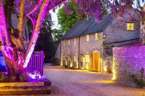River Nene Cottages - spa