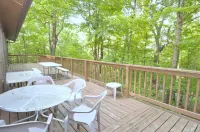 Brigadoon - Pet Friendly, Wifi, Pool Access, King Bed, Hiking, Wood Stove, Family Friendly, Deck