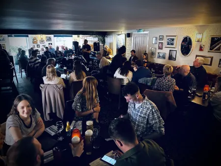 The Red Lion Отели рядом с достопримечательностью «Birchgrove Garden Centre»