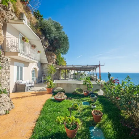 Luxury Villa Vittoria- Villa with Garden Swimming Pool and Jacuzzi Overlooking the Sea