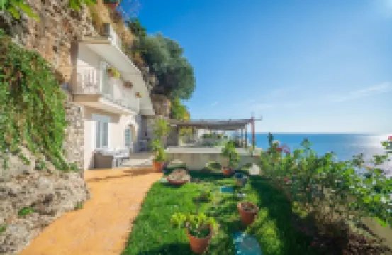 Luxury Villa Vittoria- Villa with Garden Swimming Pool and Jacuzzi Overlooking the Sea