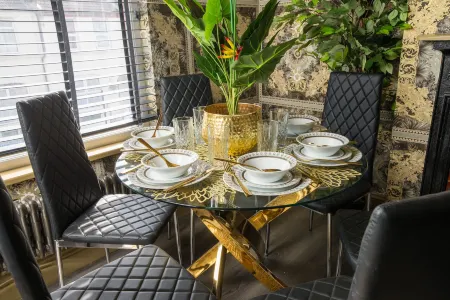 Lux Versace 1 Bed, Hot Tub, Pool Table, Sky Tv