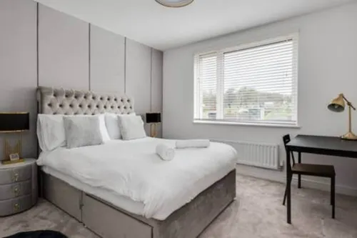 Stylish 4-br House With 3 Ensuite Free Parking - 2-Star