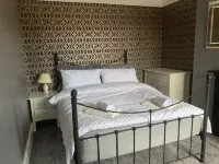 House - Sleeps up to 8 People & Free Parking - Parking