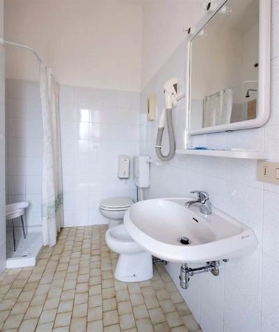 ダブルまたはツインルーム 屋根裏部屋 ローマの写真