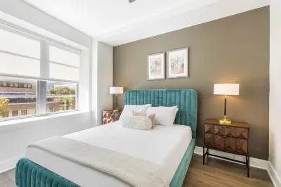 Newly Renovated 4-Bed Condo Steps to French Quarter Hotel a 