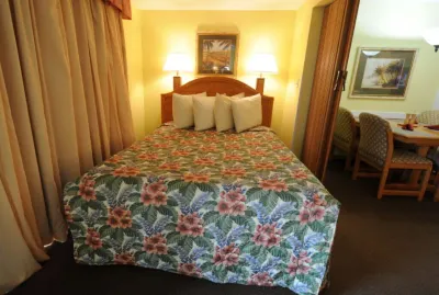 Destin Holiday Beach Resort Hotels near Destin beach