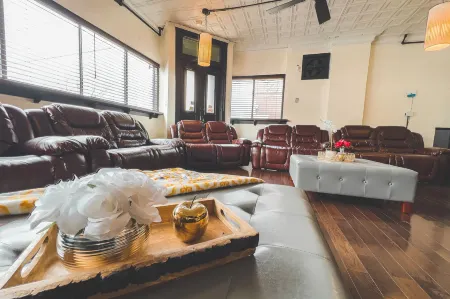 The Pub with Private Yard & Parking, Near the Falls & Casino by Niagara Hospitality