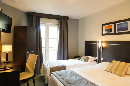 Hôtel le Home Saint Louis Отели рядом с достопримечательностью «Public library of Versailles»