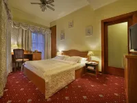 Hotel U 3 Pstrosu Отели рядом с достопримечательностью «Крепость Пражский Град»
