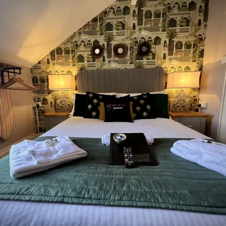 Delovely Hotel