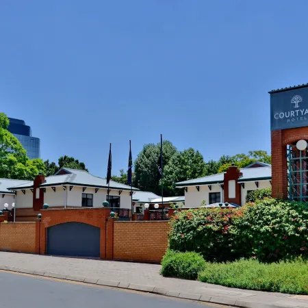 Courtyard Hotel Rosebank Отели рядом с достопримечательностью «Мелроуз»