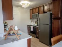 Charming 1-bedroom apartment. Pet friendly, King Bed, Washer & Dryer Hotels in Monroe