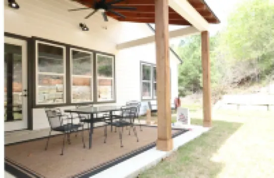 Master suite/ Soaking Tub/ Spacious Kitchen
