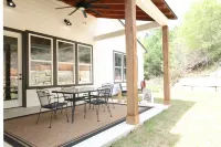 Master suite/ Soaking Tub/ Spacious Kitchen