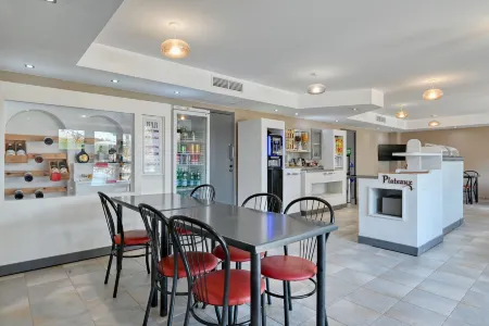 Villa Martégale Hôtel Restaurant Отели в г. Сен-Митр-Ле-Рампар