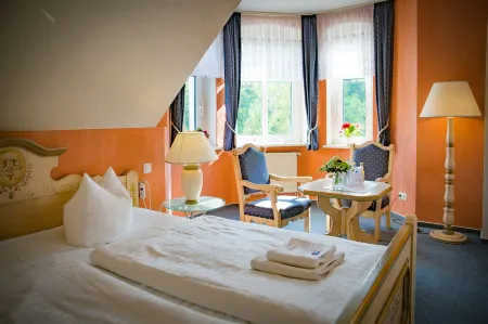 Hotel & Restaurant Waldschlösschen Отели в г. Нойштадт