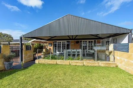 Sea Renity on Earnshaw Отели рядом с достопримечательностью «Залив Джограф»