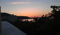 Neon Hotel - vue sur la montagne