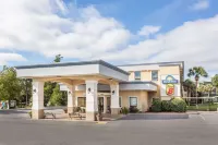 Super 8 by Wyndham Valdosta Mall Hotels in Valdosta