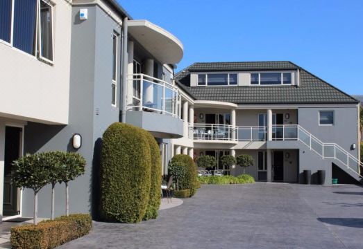 콜롬보 인 더 씨티의 깔끔한 욕실과 온열 수건걸이