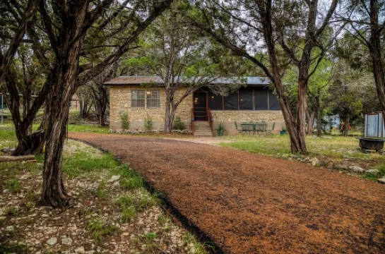 Charming 3-bedroom cabin with WiFi, AC in serene Wimberley