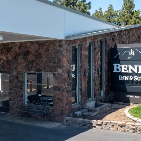 Bend Inn & Suites