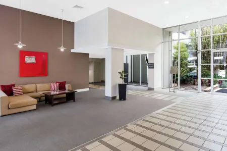 Oaks Brisbane Mews Suites Отели рядом с достопримечательностью «QUT Kelvin Grove Campus»