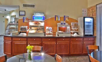 Holiday Inn Express & Suites Lawrenceville