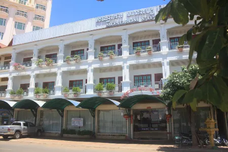 Monorom 2 VIP Hotel Отели рядом с достопримечательностью «Chea Sim University of Kamchaymear Kampongcham Branch»