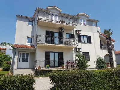 Apartments Zova Отели в г. 