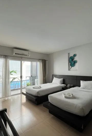 ห้องดีลักซ์ พร้อมทางลงสระว่ายน้ำ