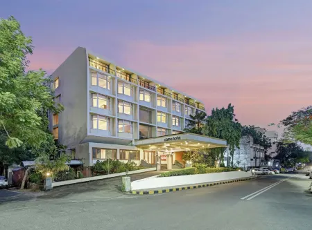 The Cama - A Sabarmati Riverfront Hotel Отели рядом с достопримечательностью «Dada Hari Ni Vav»