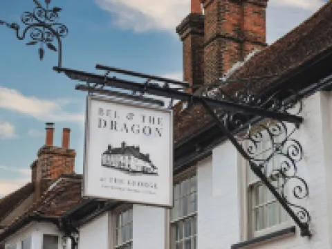 Bel and the Dragon-Odiham โรงแรมในHook
