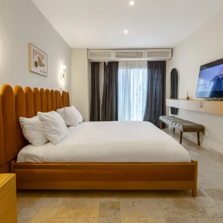 The Six Apparthotel