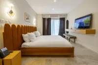 The Six Apparthotel
