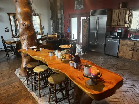 Beautiful Northwoods Getaway Отели в г. Кловерленд