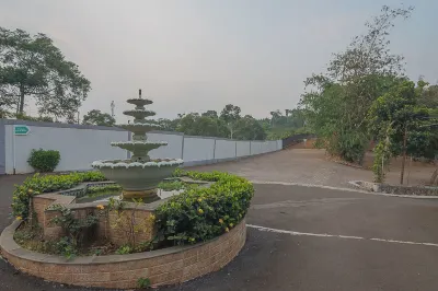 RedDoorz Plus @ Lodaya Gunung Geulis Puncak Hotels in Megamendung
