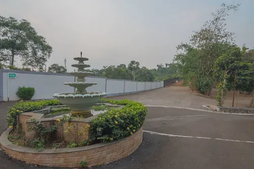 RedDoorz Plus @ Lodaya Gunung Geulis Puncak Hôtels à : Megamendung