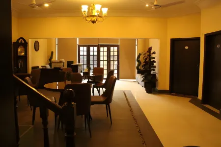 Hotel Inn Karachi Отели рядом с достопримечательностью «Мавзолей Джинны»