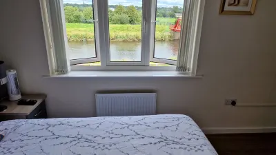 2-Bed House with Canal View, Garden & Petsok Các khách sạn ở 