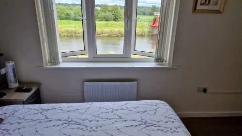 2-Bed House with Canal View, Garden & Petsok Отели в г. Прествич
