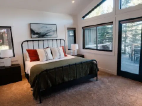 Ponderosa Park Lake House -- Private dock and beach! Hotels in McCall